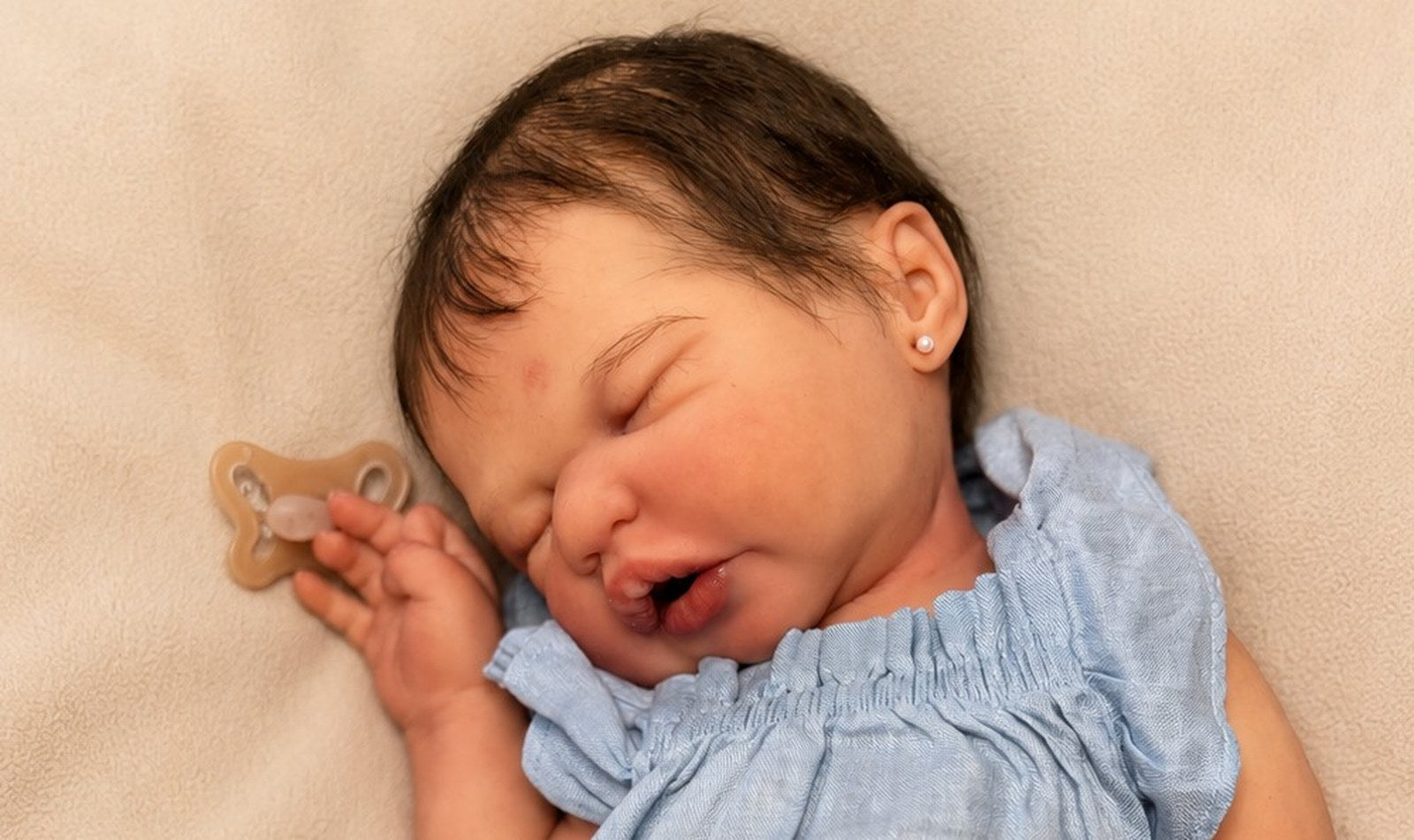 Bebé reborn hiperrealista del atelier Cuqui Reborn